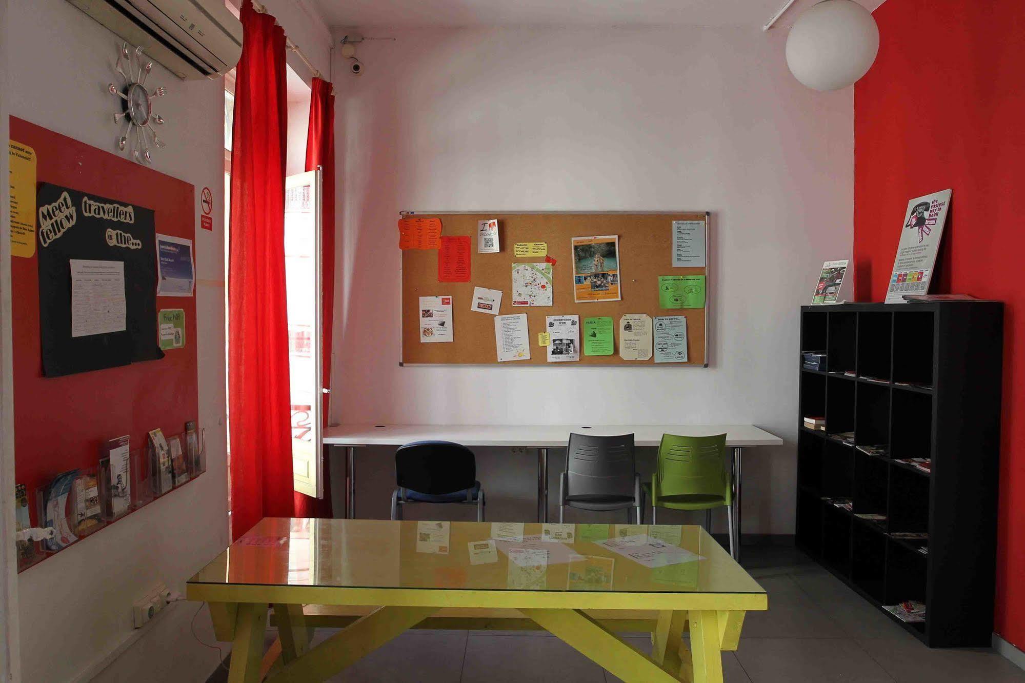 Red Nest Hostel Valencia Exterior photo